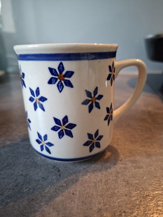 Kubek z ozdobnym wzorem