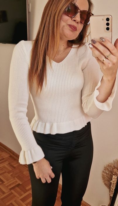 Sweterek prążkowany zakończony falbaną jesień Varlesca chicaca XS S M