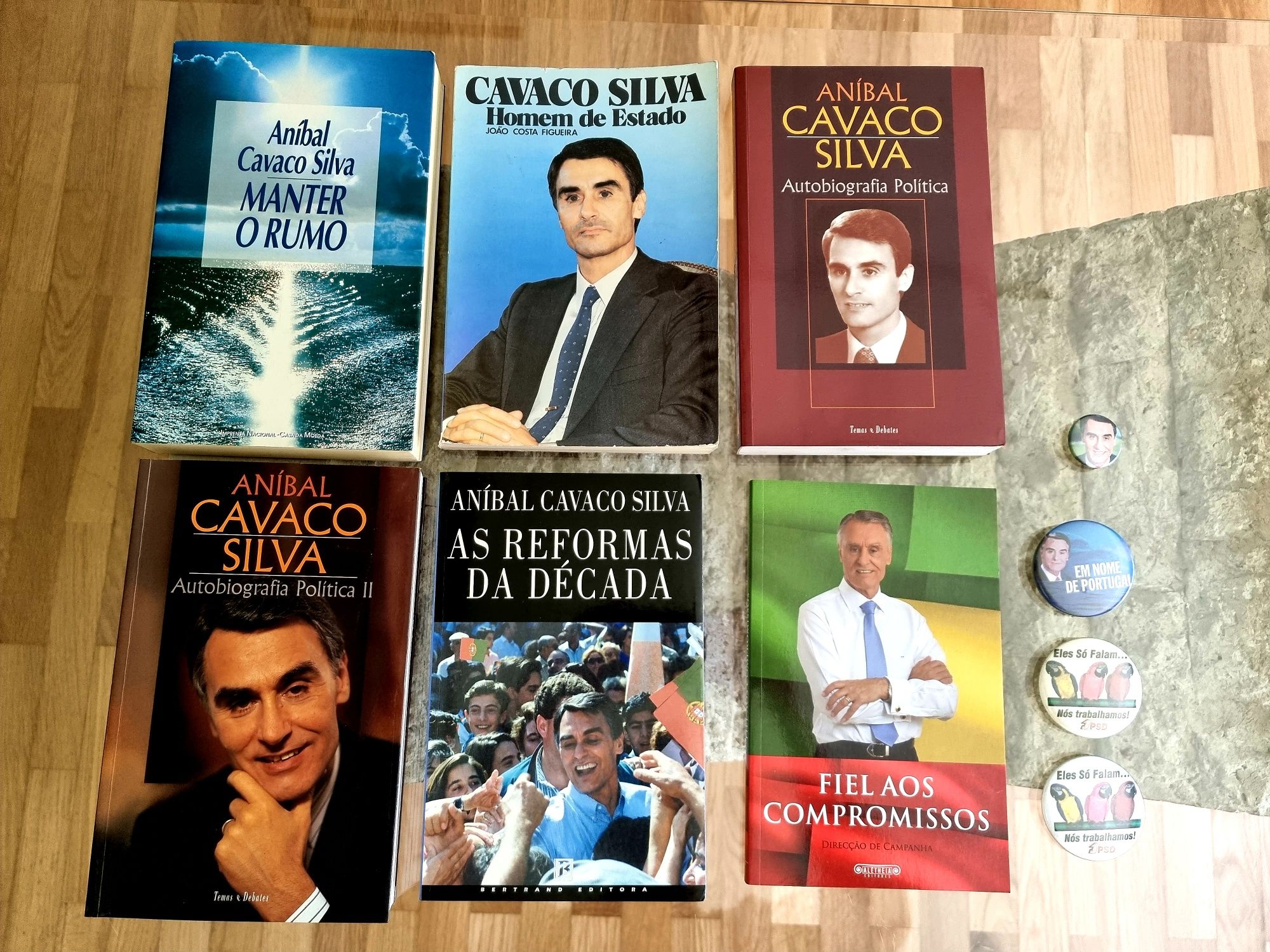 Cavaco Silva - coleção literária e crachás da candidatura à PR