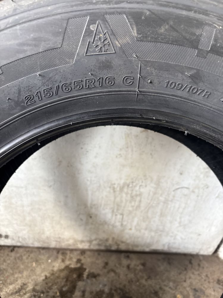 2x Opony BRIDGESTONE BLIZZAK W810 215/65R/16C 109/107R