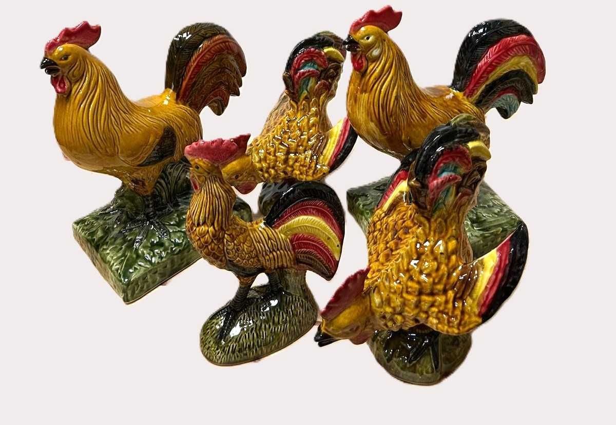 Galos em faiança tradicional de Caldas da Rainha