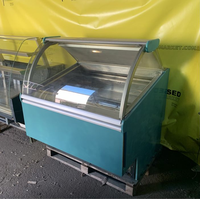 Морозильна вітрина з гнутим склом для мякого морозива ISA Італія 1.2 м