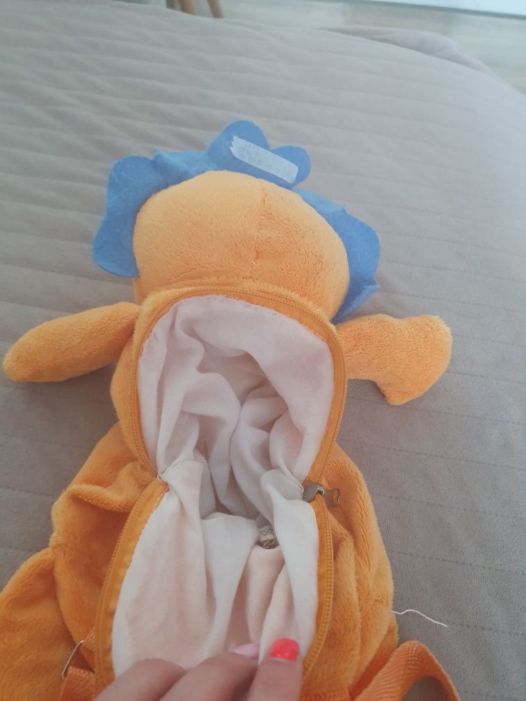 Zagłówek, poduszka pod głowę do samochodu i Plecak Lew