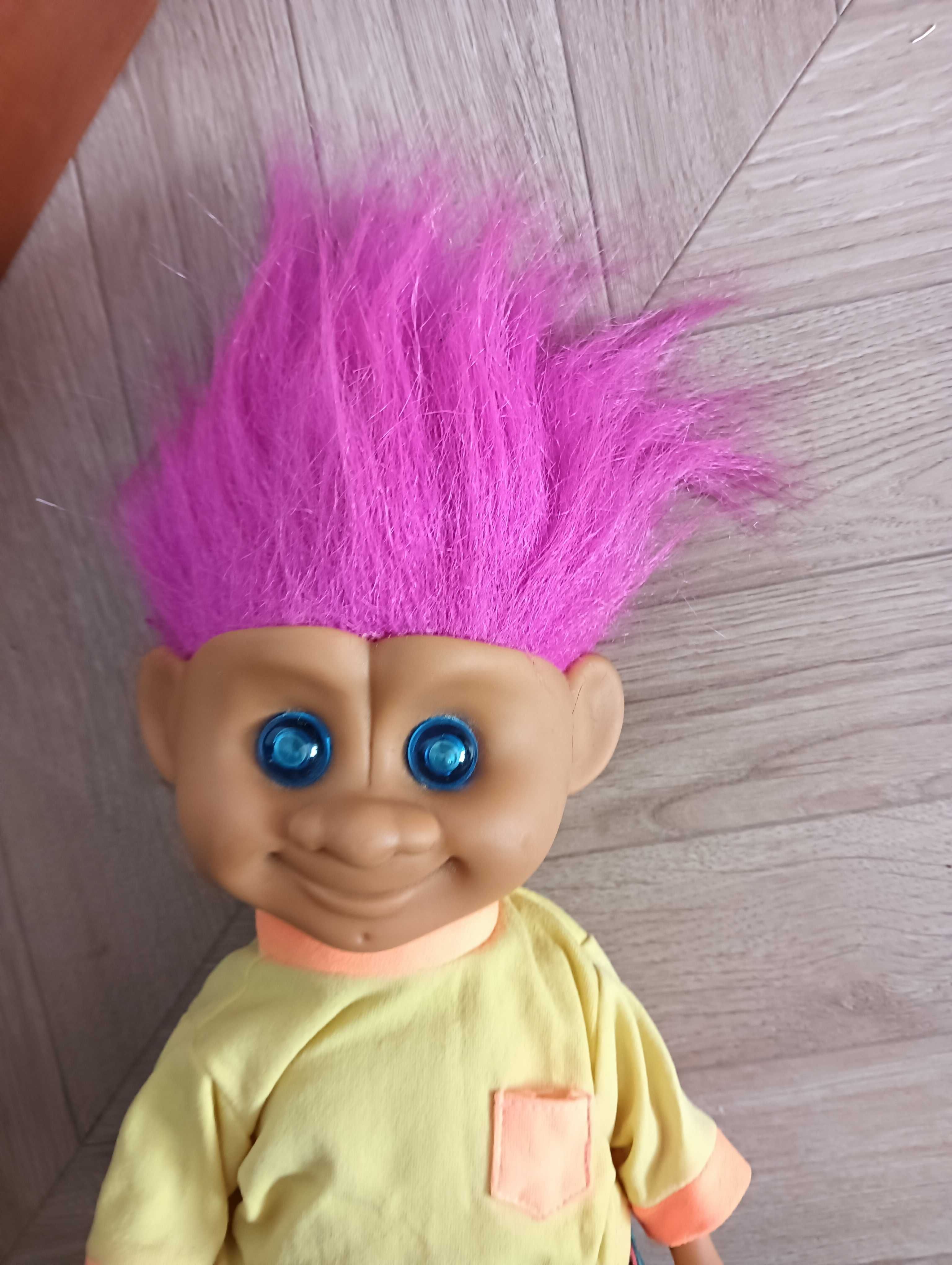 Troll jeżdżący na wrotkach grający lata 90 świecące oczy