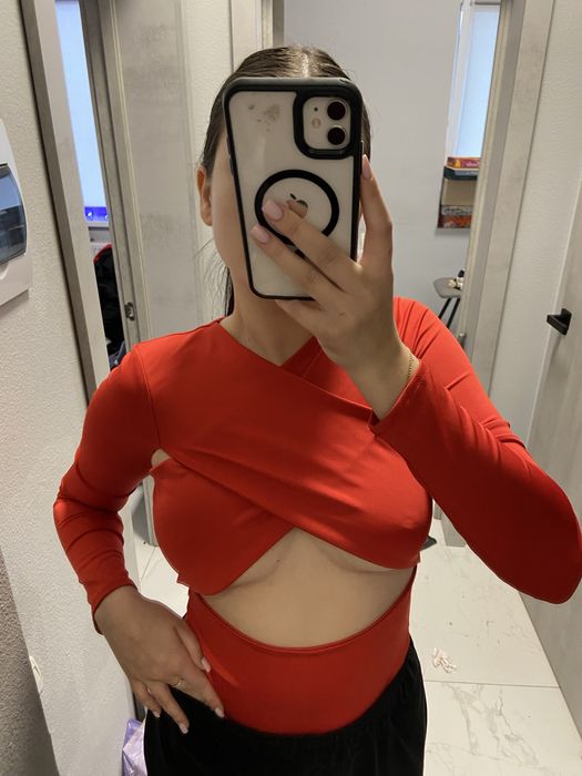 Гарний боді червоного кольору