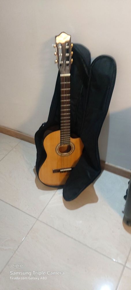 Violão em bom estado