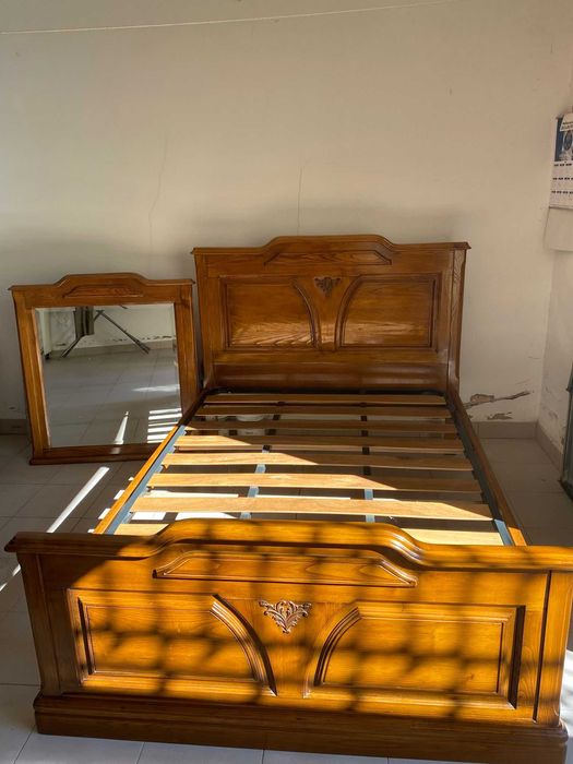 Cama e espelho (1.90 por 1.33)