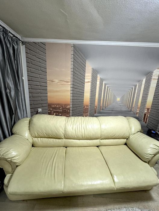 Диван кожаный с креслом