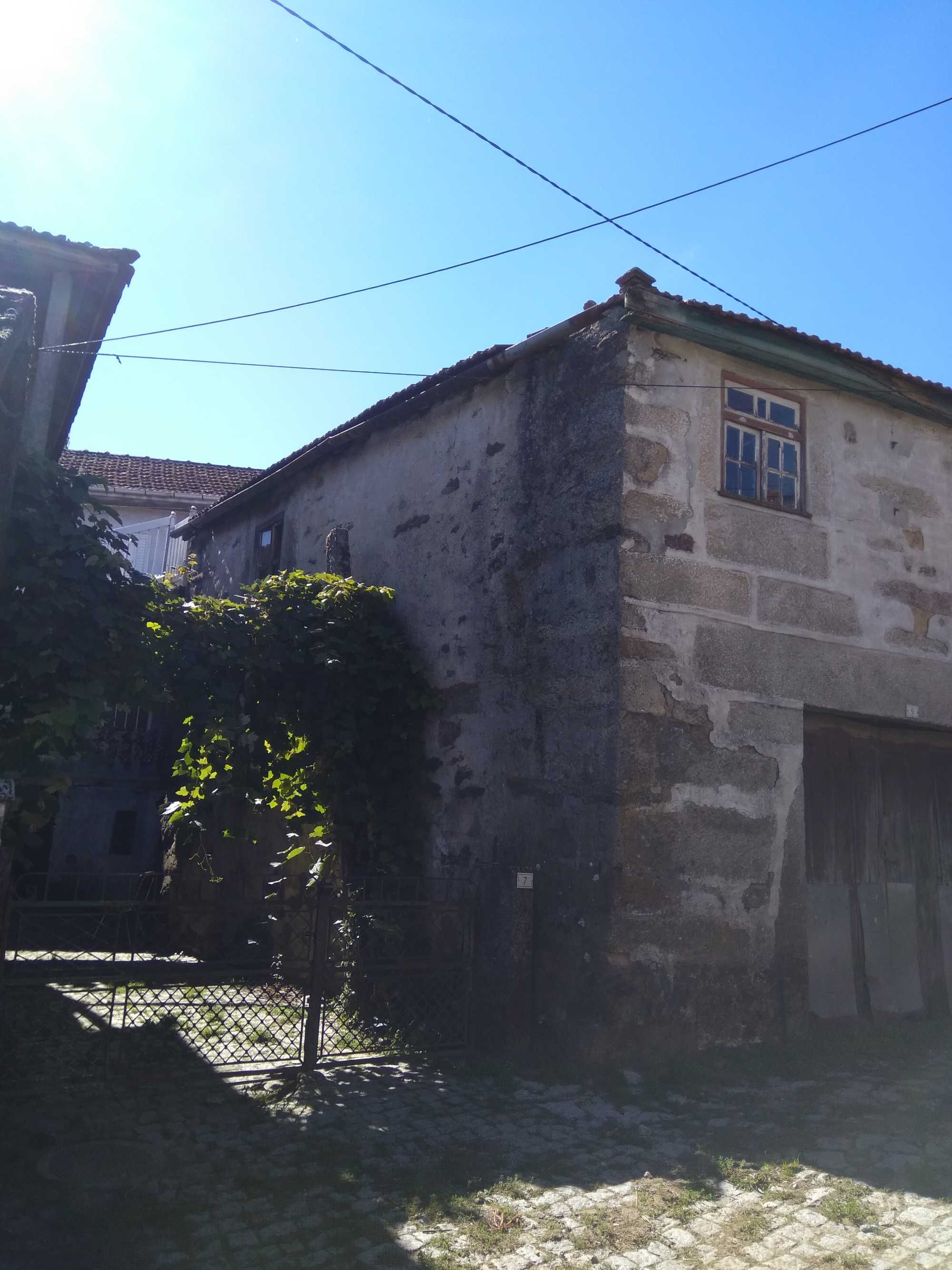 Troco por algo Casa rústica  em pedra para restaurar com 5 Terrenos