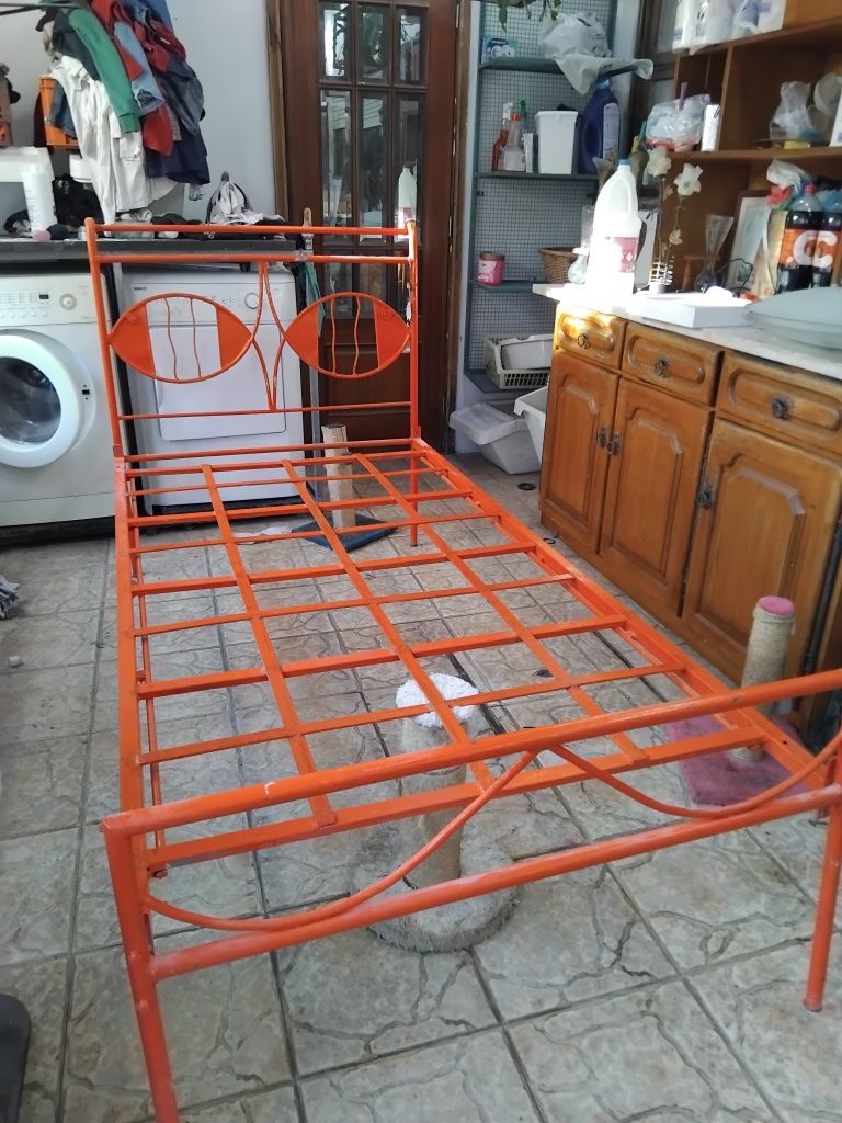 Cama em ferro de solteiro de 1m por 2m