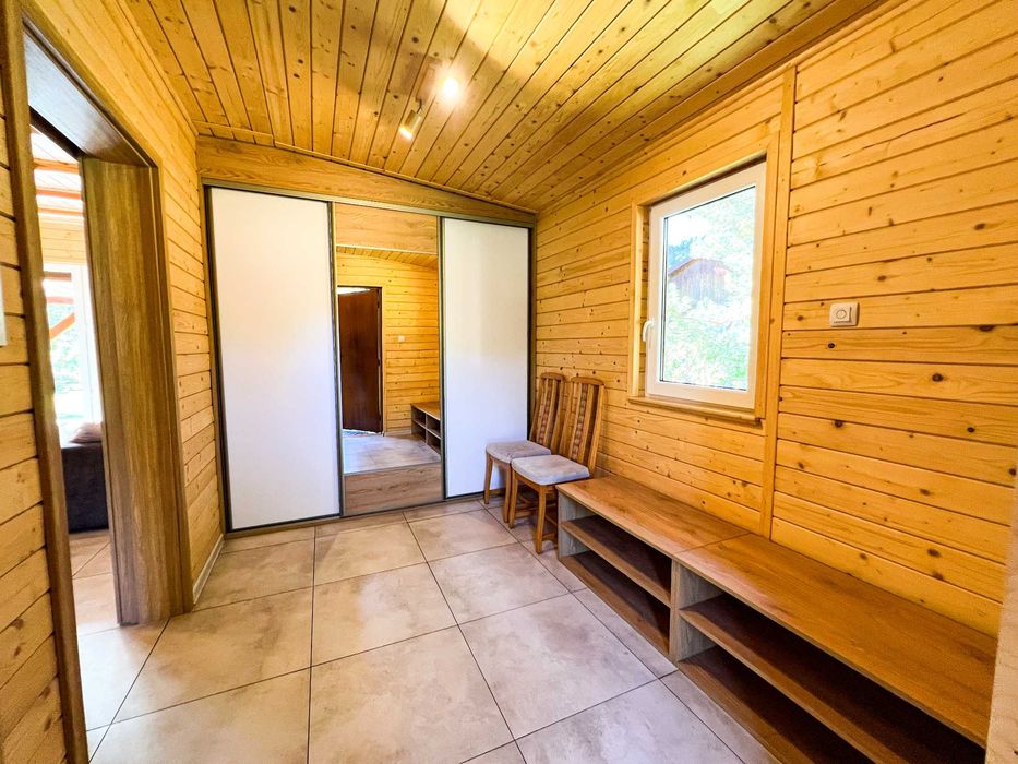Domek drewniany całoroczny nad jeziorem z jacuzzi i WiFi