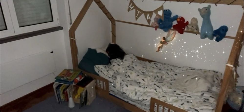 Cama de madeira em formato de casinha para criança