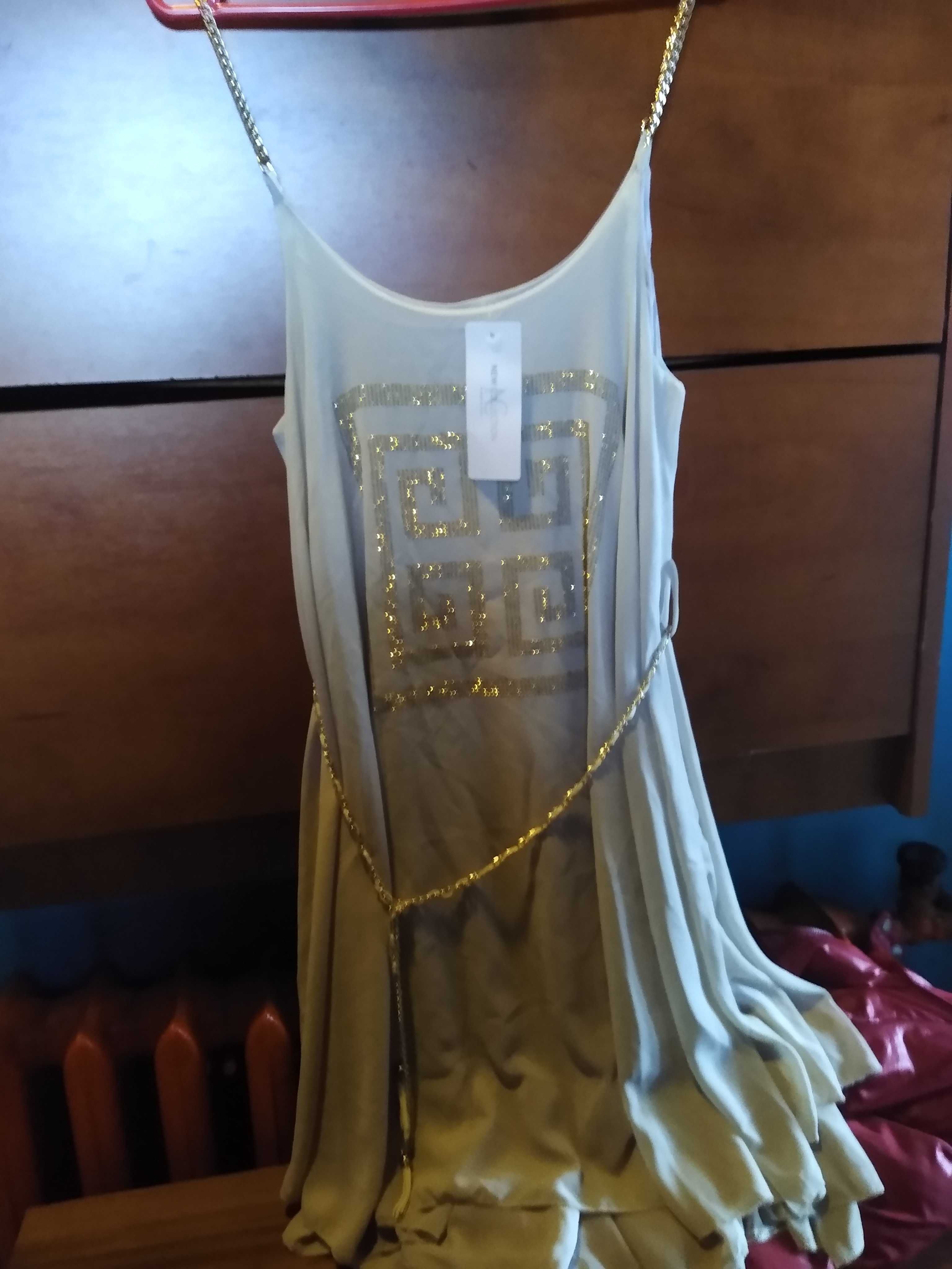Sukienka beżowa z łańcuszkiem