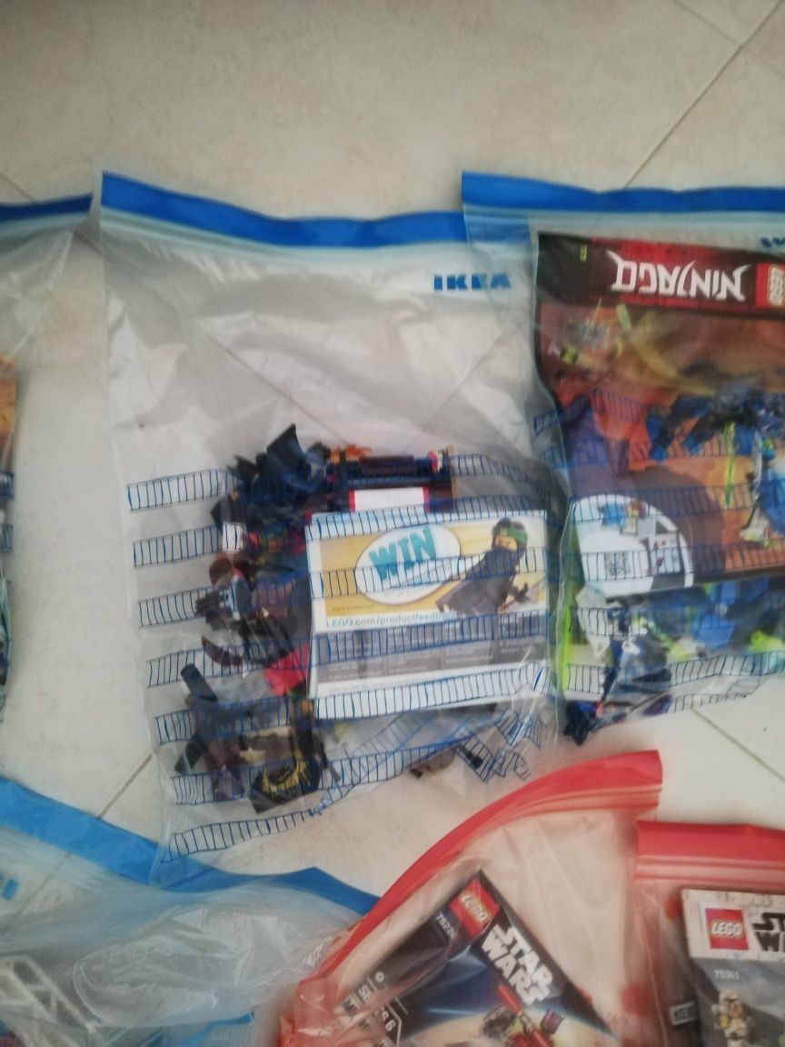 Vários conjuntos de Legos