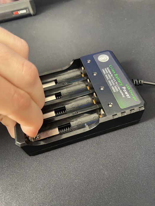 Carregador de Pilhas Recarregáveis