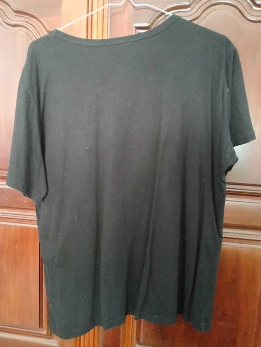 T-shirt preta, branca e vermelha