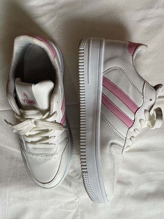 жіночі білі кросівки