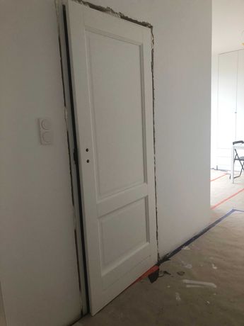 Białe drewniane drzwi 90 - po renowacji