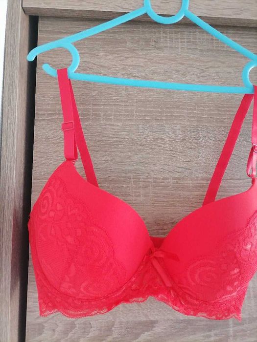 Biustonosz czerwony "Han" roz 75C-34. Nowy.