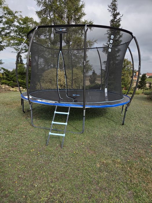 Trampolina o średnicy  maty 3,8 metra; po 2 sezonach