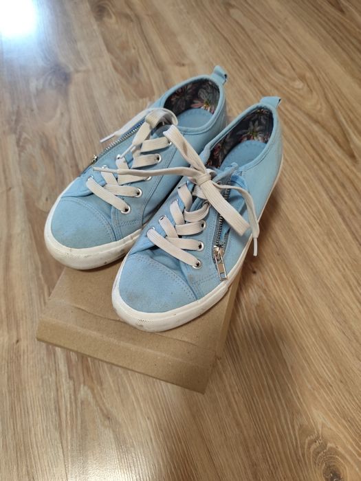 Buty trampki błękitne 38