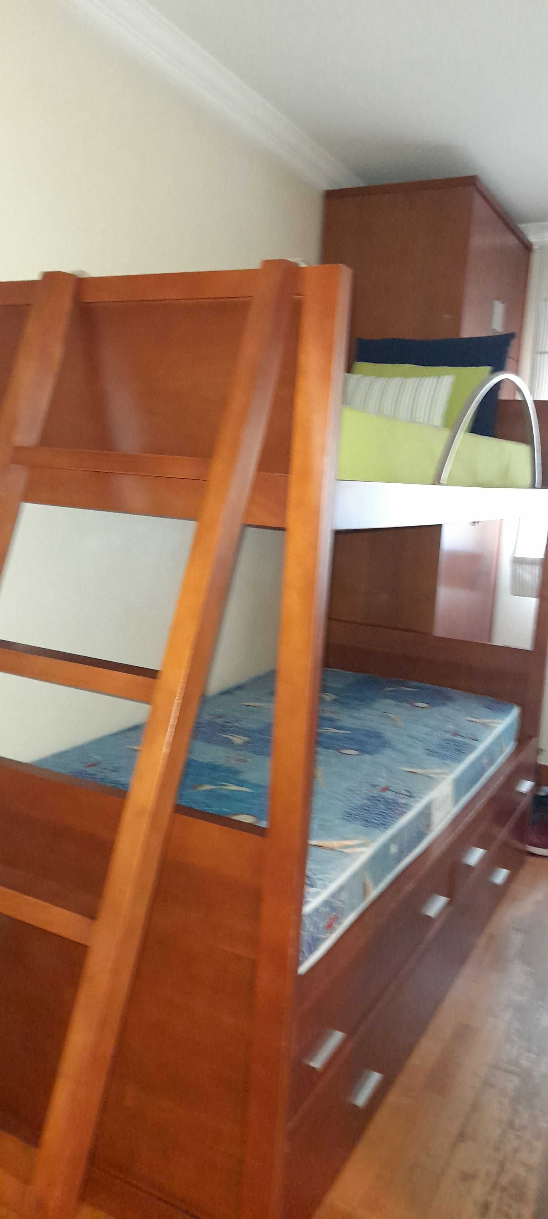 Vendo Mobília de Quarto com beliche, roupeiro e secretária