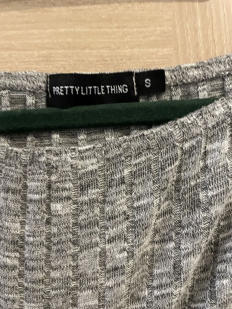 Crop top z firmy Pretty Little Thing