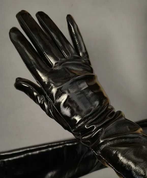 Mega długie rękawiczki czarne damskie 70 cm eko skóra lakierowana
