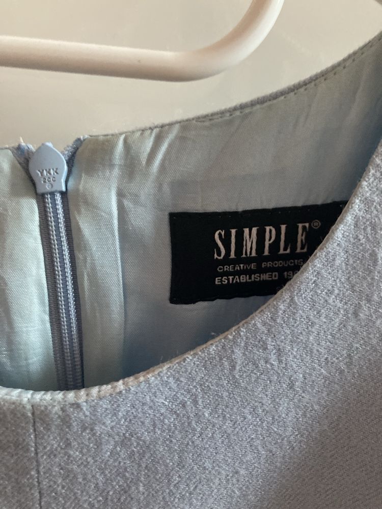 Sukienkenka w kolorze blekitnym maeki Simple, na podszewce