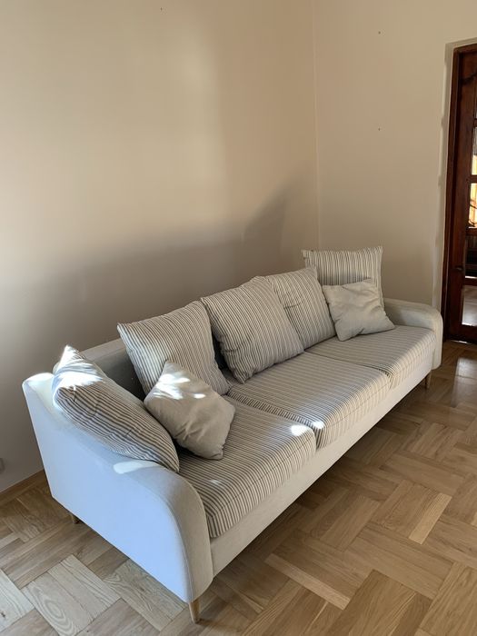 Elegancka jasna sofa na nóżkach z funkcją spania- rozkładana