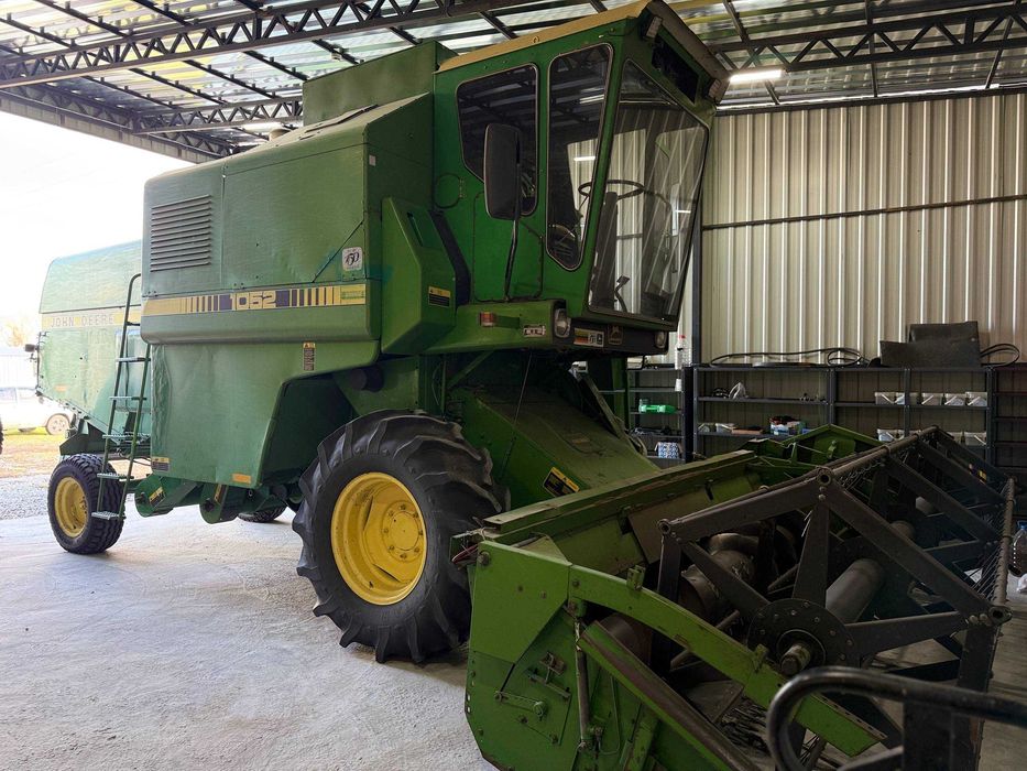 Комбайн John Deere 1052