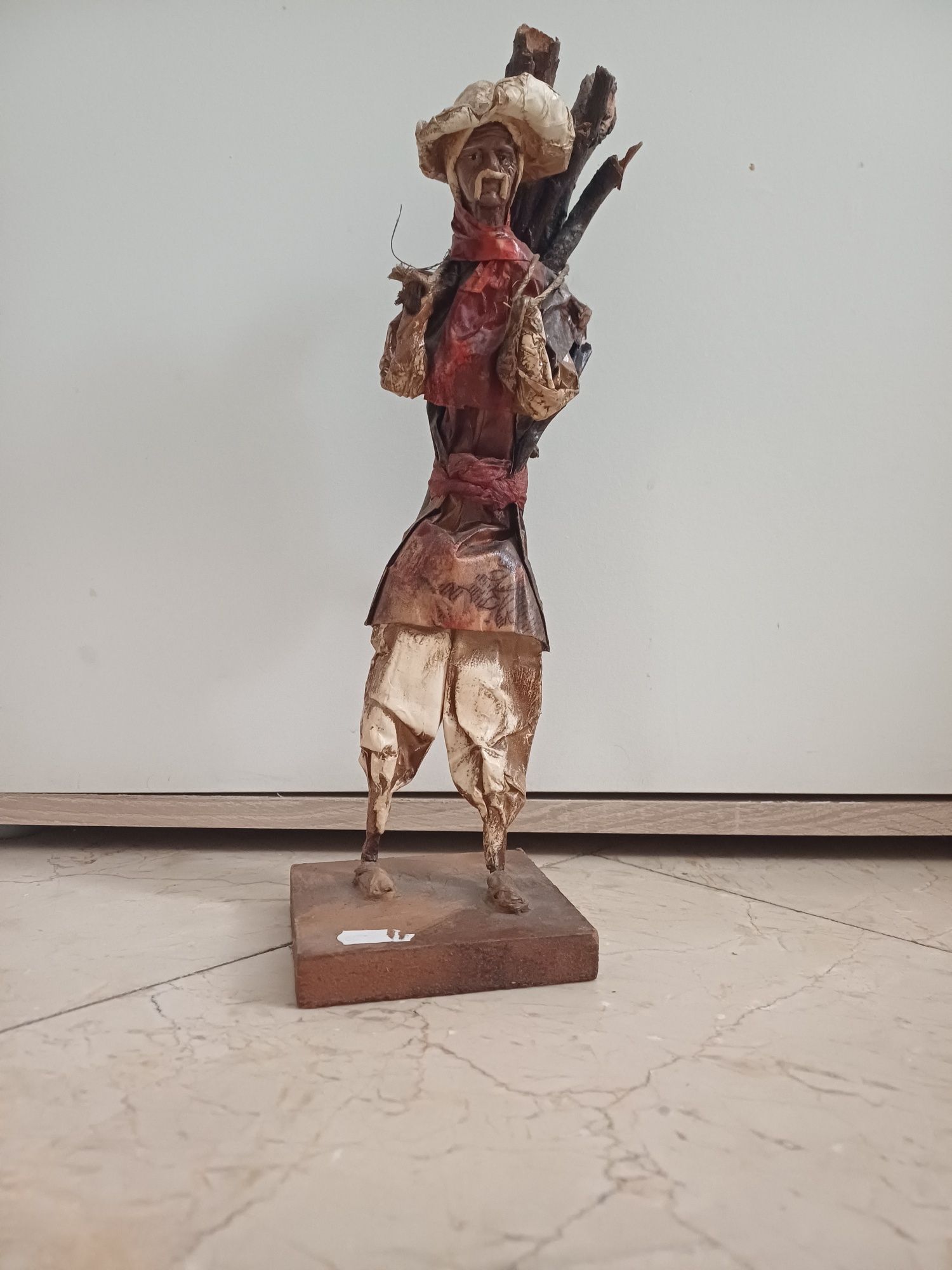 Estatua com madeira