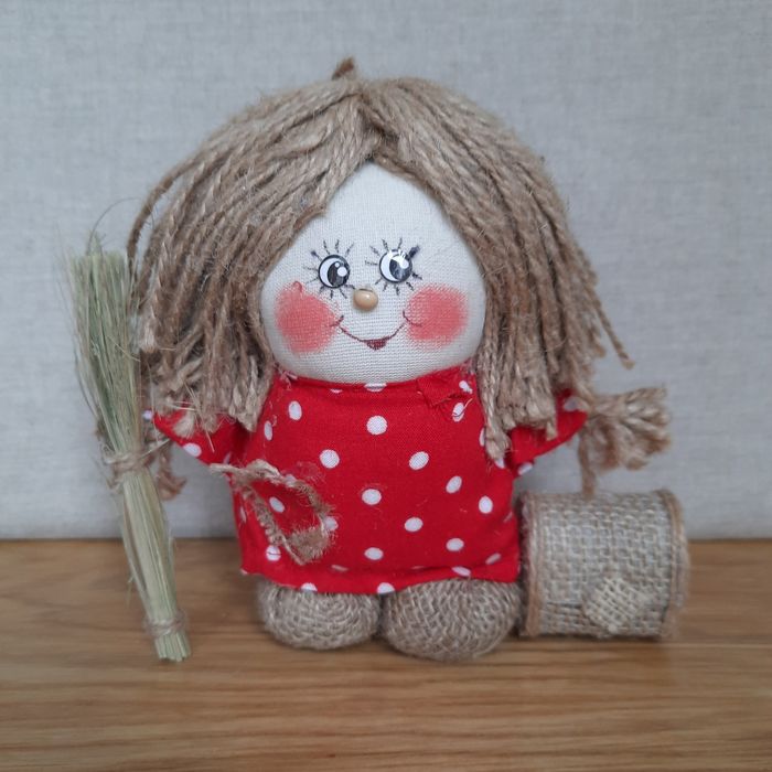 Домовёнок Кузя с чемоданчиком и метлой в руках