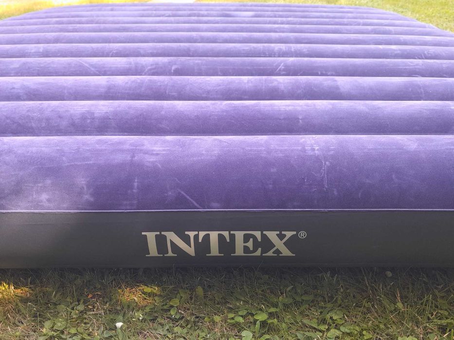 Duży gruby dwuosobowy materac pompowany Intex zwrot