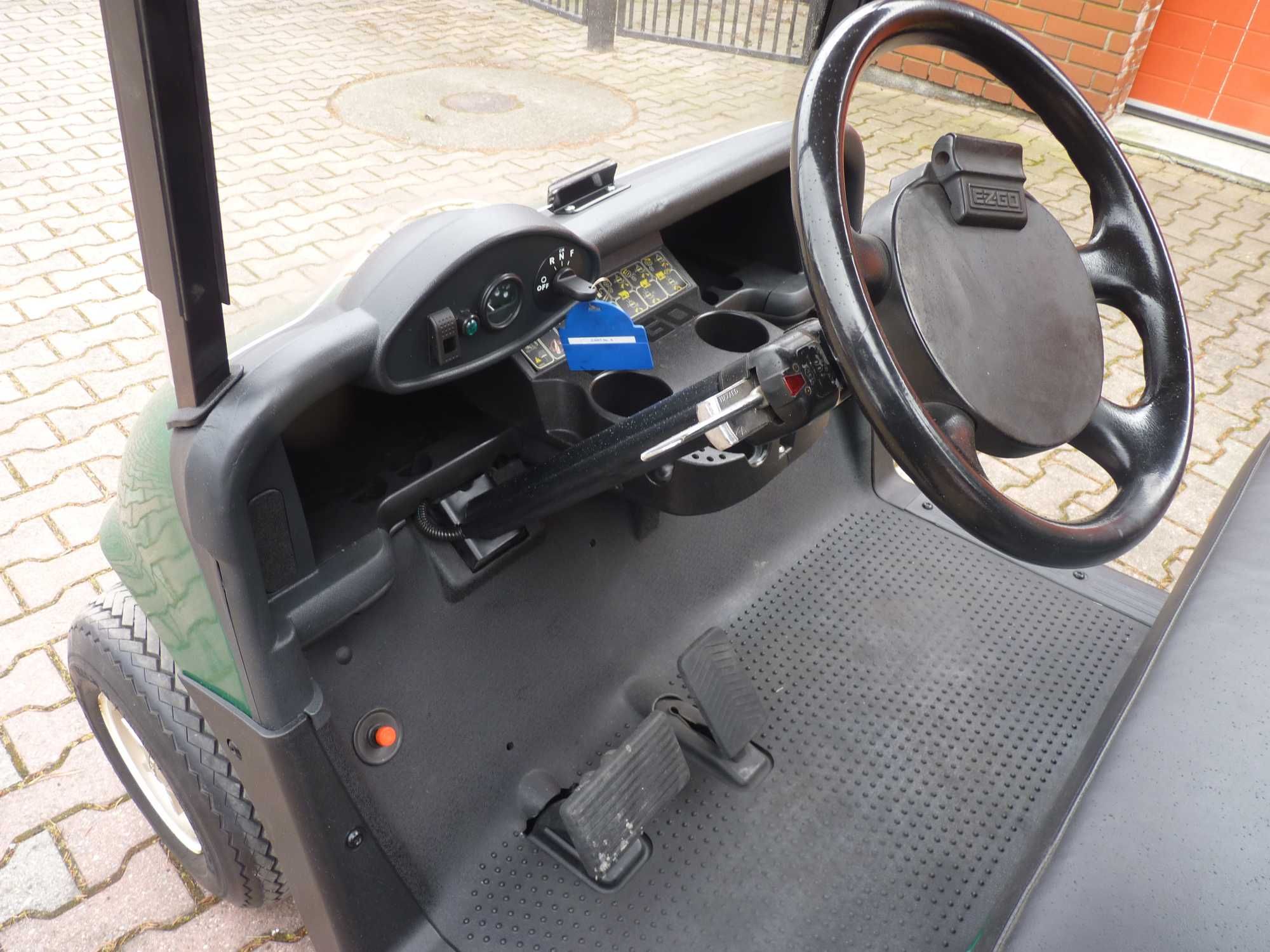 Pojazd Ezgo RXV typu melex