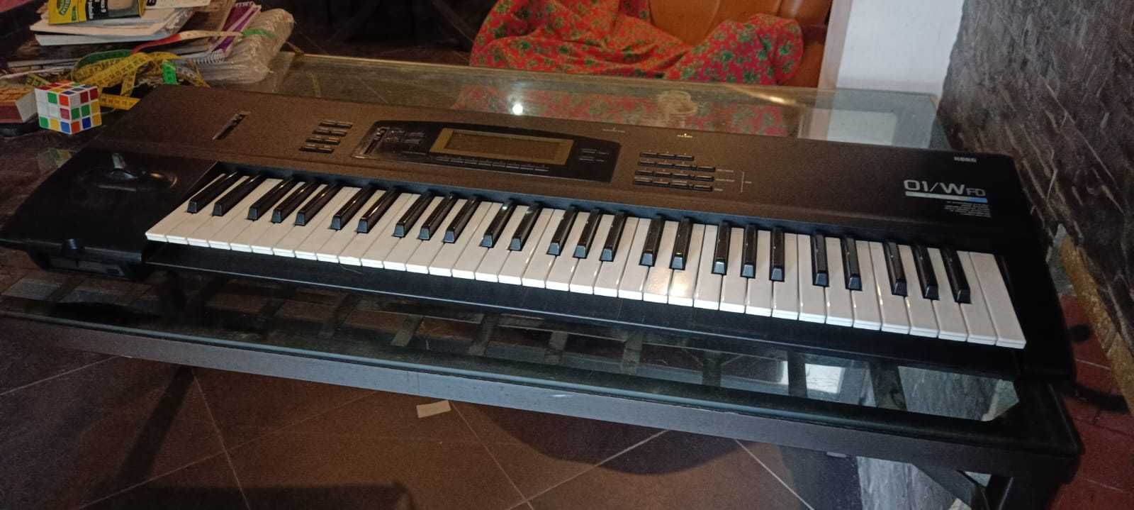 Teclado sintetizador Korg 01/W FD 61 teclas preto Japão