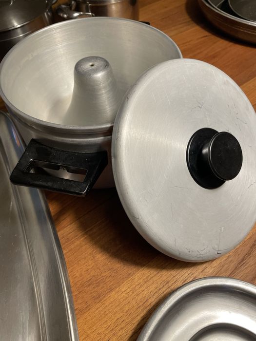 Travessas inox e tacho de pudim