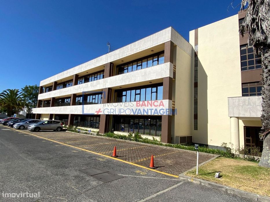 Escritório com 300m2 em Condomínio Fechado com Segurança 24 horas e...