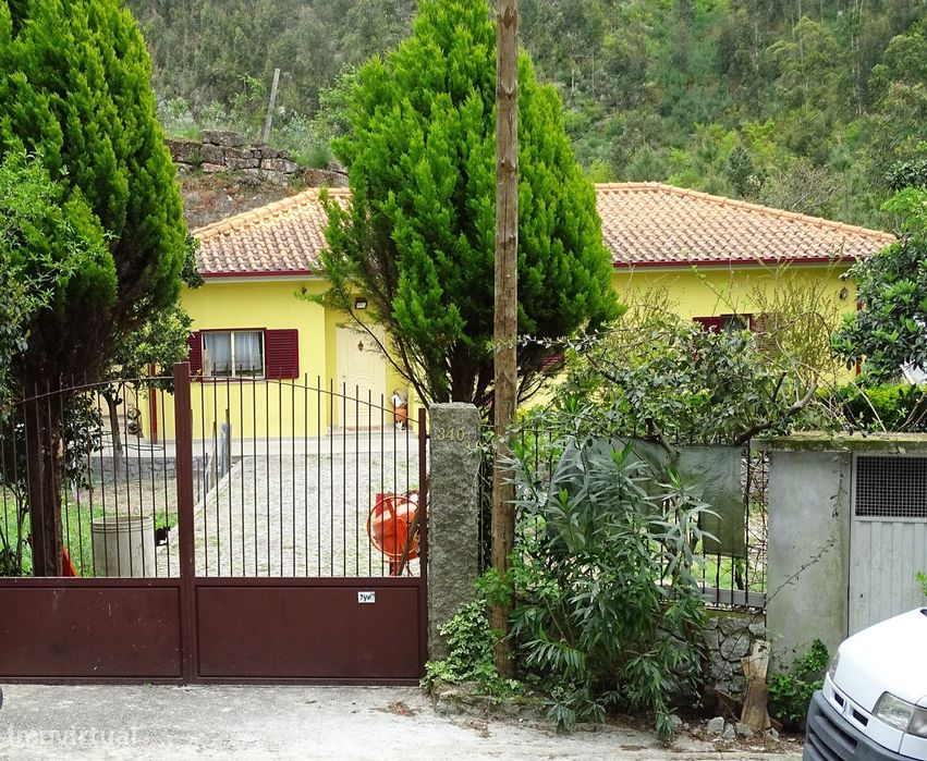 Moradia térrea com bastante terreno