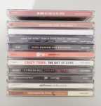 CDs de música de diversos grupos e géneros musicais