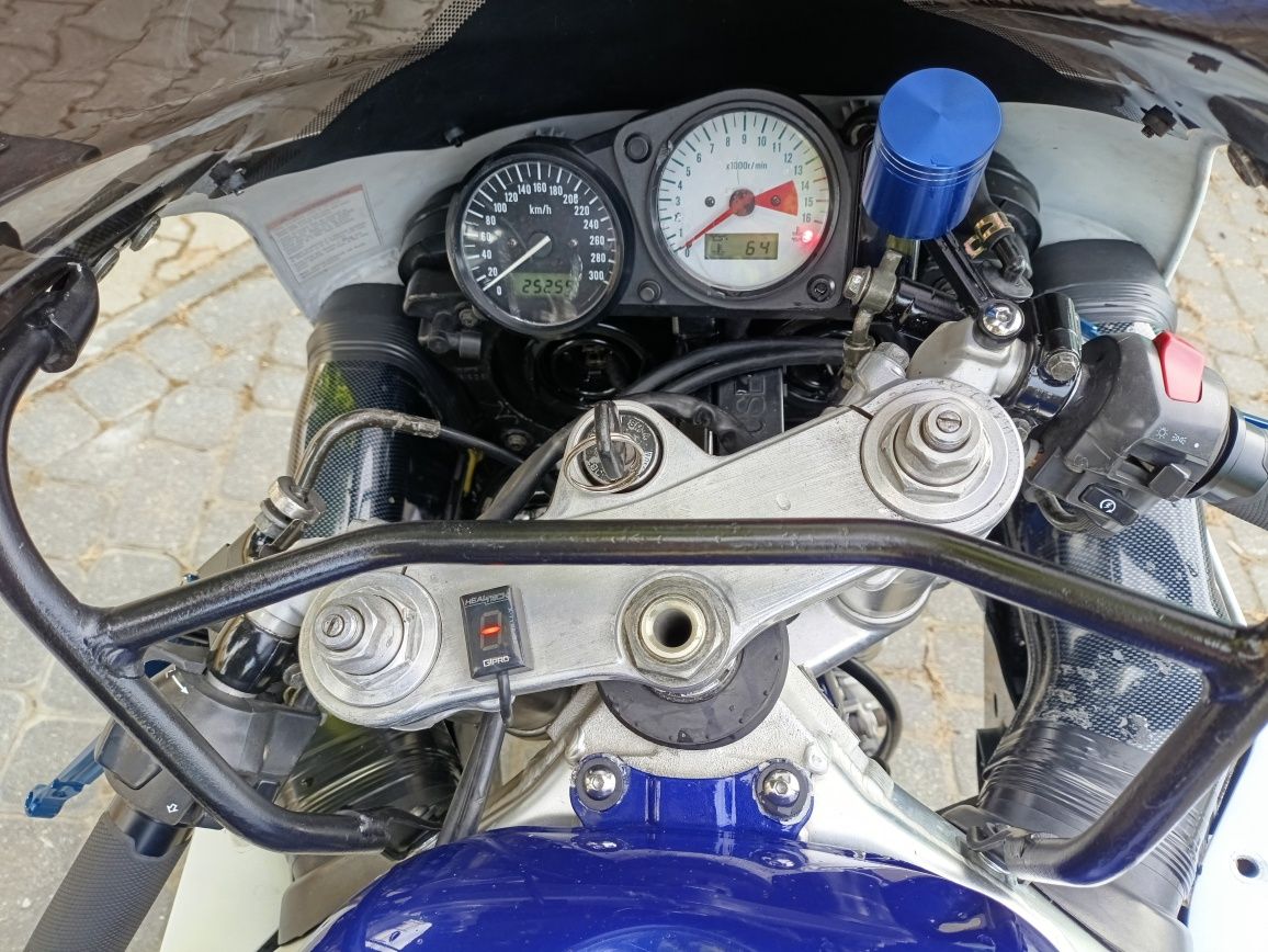 Suzuki GSX-R srad 750 na gaźnikach