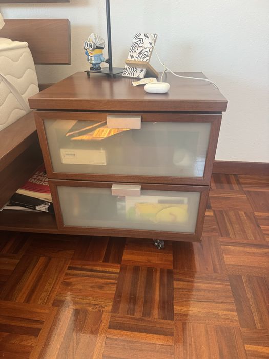 Cama King size e 2 mesas de cabeceira