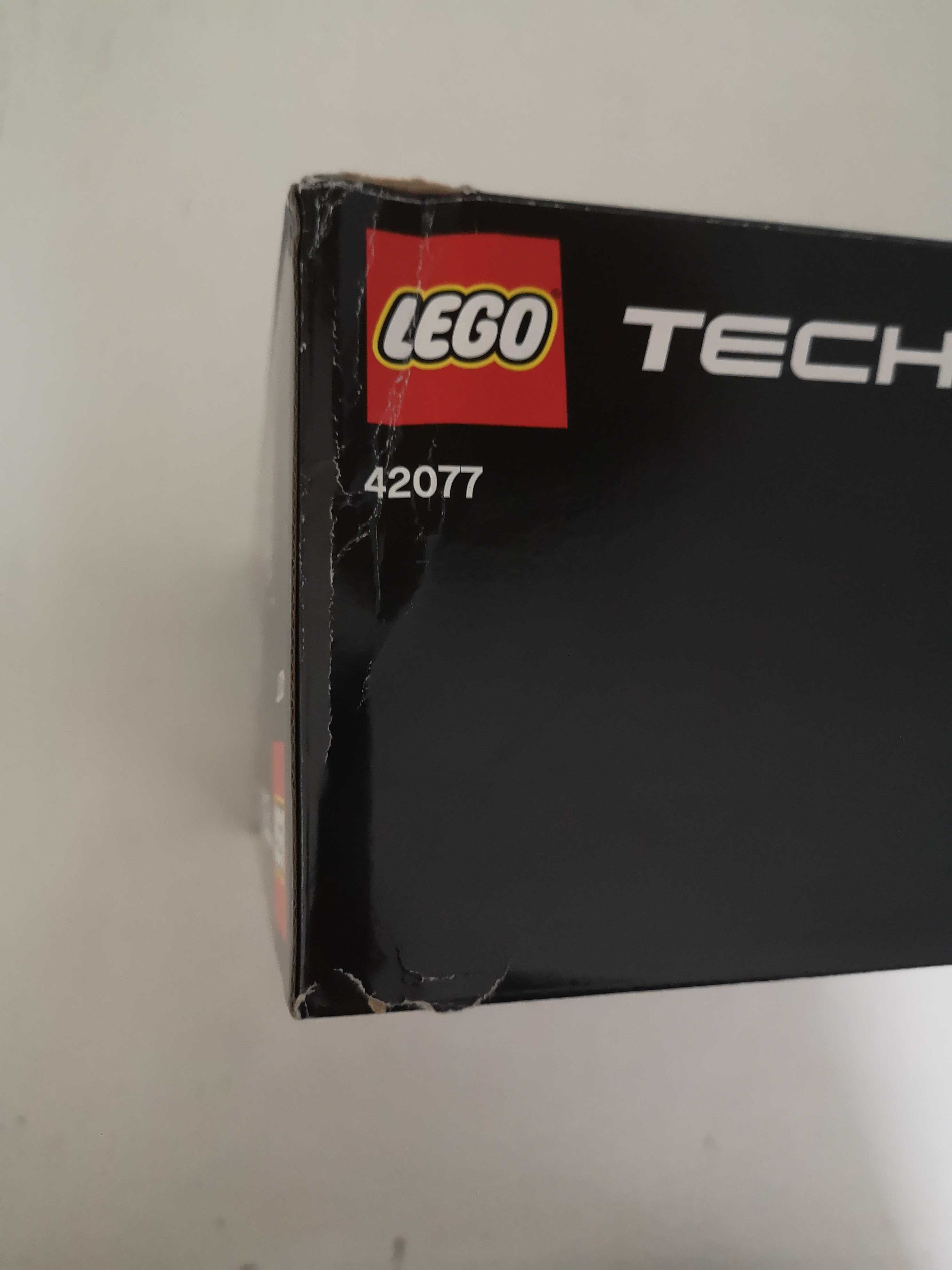 LEGO Technic Niebieska wyścigówka 42077