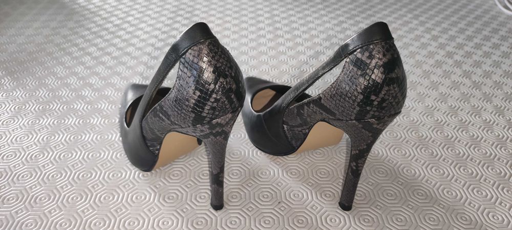 Sapato Sra. em pele da Zara N°37