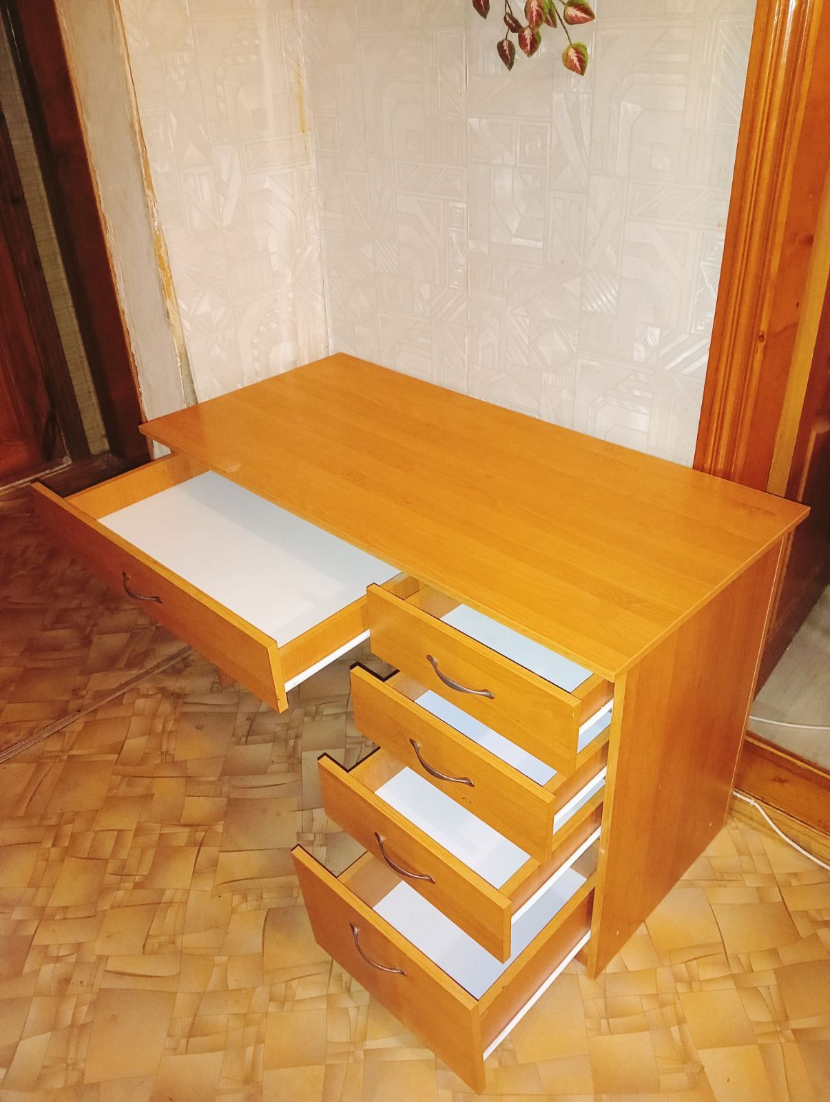 Письменный стол.    .