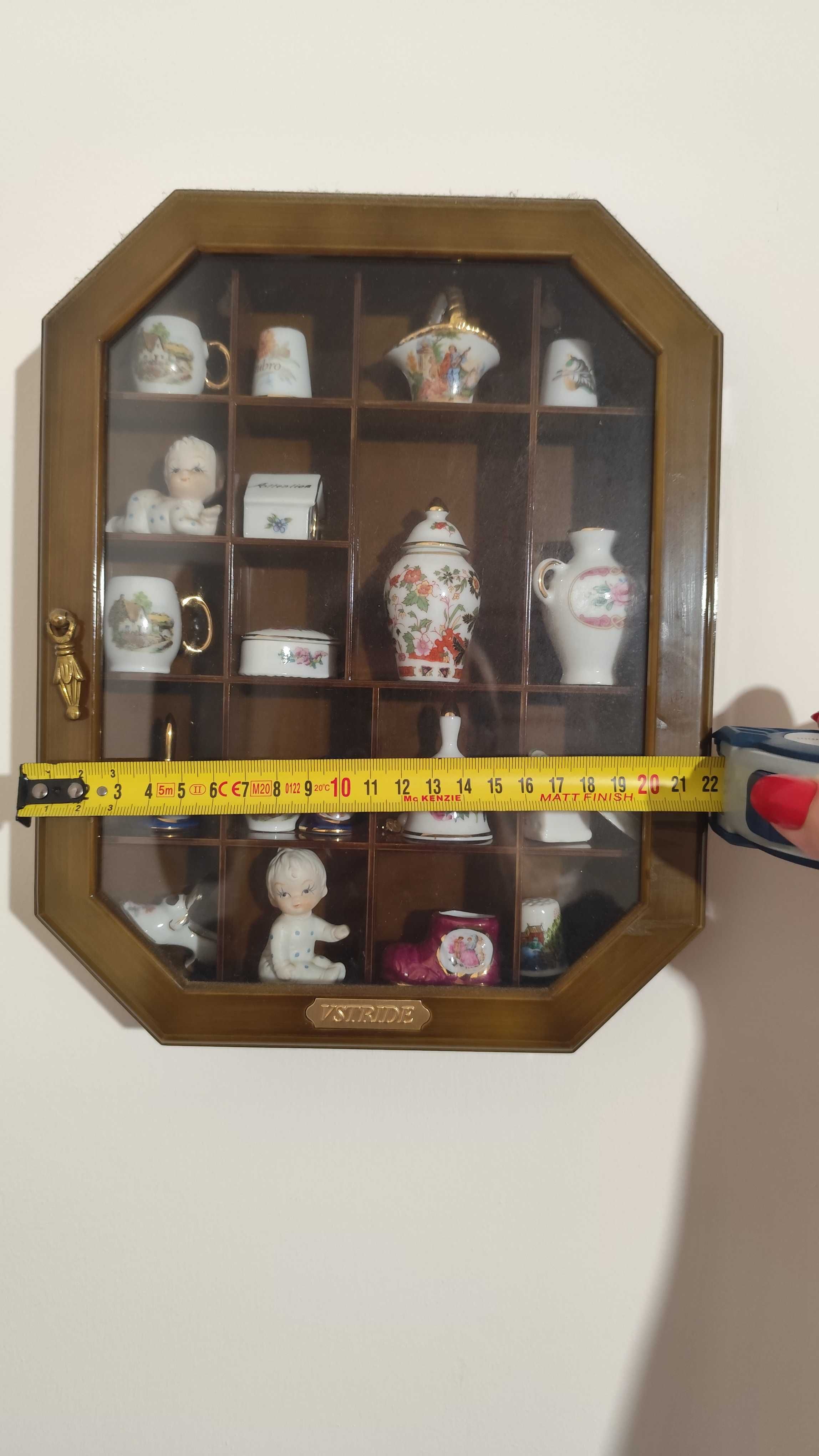 2 expositores de parede com miniaturas de loiças