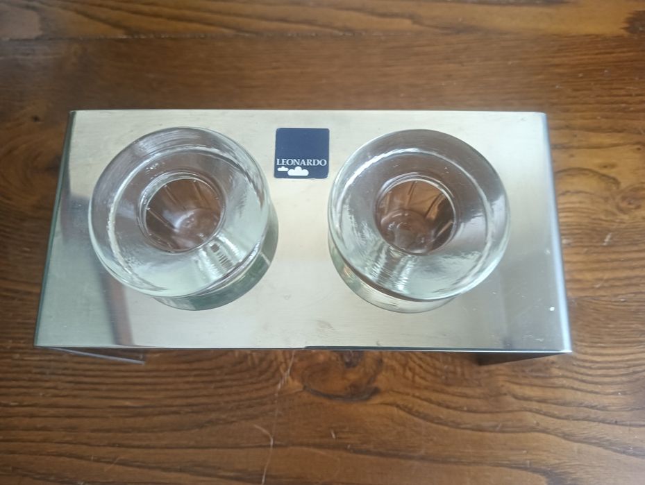 Dois castiçais em vidro com base em inox