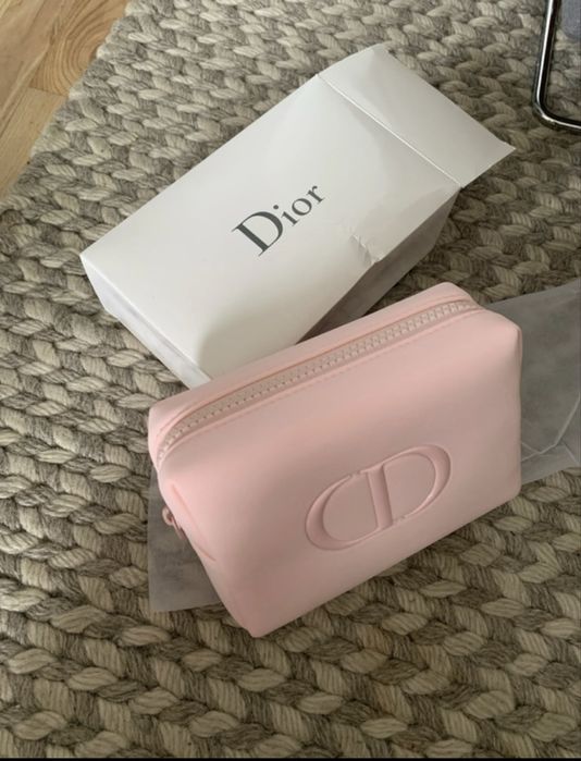 Przepiekna pudrowa kosmetyczka Dior CD