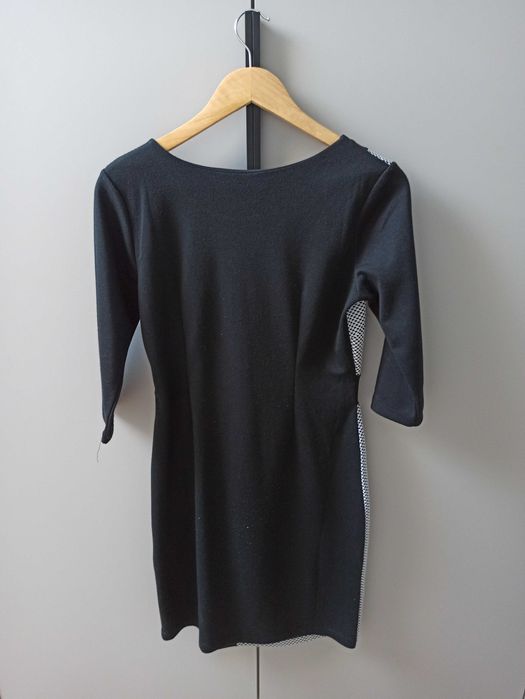 Elegancka czarna sukienka dopasowana z wzorem w pepitkę