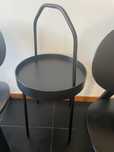 Mesa de apoio Ikea preta.